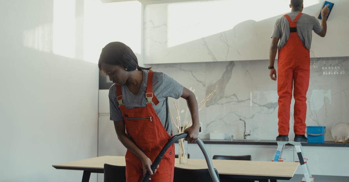 Choosing the Right Cleaning Solutions for Office Surfaces